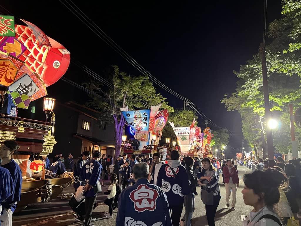 Festival in Iwasehama, Toyama City.
Nicknamed "fighting festival" because the floats clash into each other in a big game of tug-of-war!