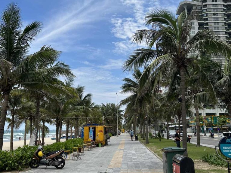 Da Nang beach walk